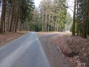 Zprava se připojujeme na cyklotrasu 4028 z Brlenky