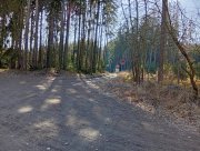 Cyklotrasa 4028 pokračuje dolu na silnici Litomyšl - Svitavy, my odbočujeme doprava po žluté.