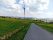 nebo až tady jsme měli odbočit doleva po zelené. Odbočky jsme si nevšimli, kdoví, jestli tam vůbec byla (v Mapy.cz je).