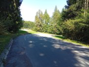 Křižovatka nad Hrádkem, rovně by se jelo na Jehnědí, já zatáčím doprava dolů.