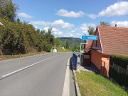 Asi v půli kopce doleva směr Oucmanice.