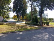 Přijedeme na hlavní silnici Jehnědí - Svatý Jiří, tu přetneme kolmo směrem ke žlutému domu a na letiště.