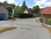 Jsme na hlavní silnici Voděrady - Svatý Jiří, zahneme doprava
