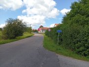 a po necelých dvou kilometrech přijíždíme do Sítin.
