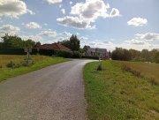 Ve Sloupnici pokračujeme po hlavní silnici až ke křižovatce 