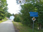 se silnicí Choceň - Česká Třebová (spíš by tam mělo být Ústí nad Orlicí).