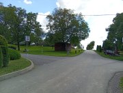 A na kopci ještě před koncovou cedulí Sloupnice zahneme doleva (rovně bychom přijeli do Netřeby).
