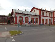 Přímo před nádražím stojí autobusy do města, ale i dál.