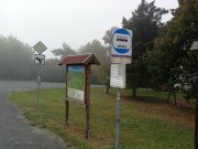 Vystupujeme z autobusu na zastávce Ciněves, žel.st.