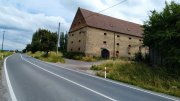 Na hlavní kousek doleva a naproti Vlkovu doprava vedle tuto budovy.